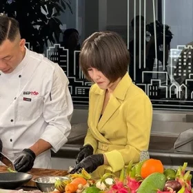 Đầu bếp Hoàng Dương và MC Hà Linh