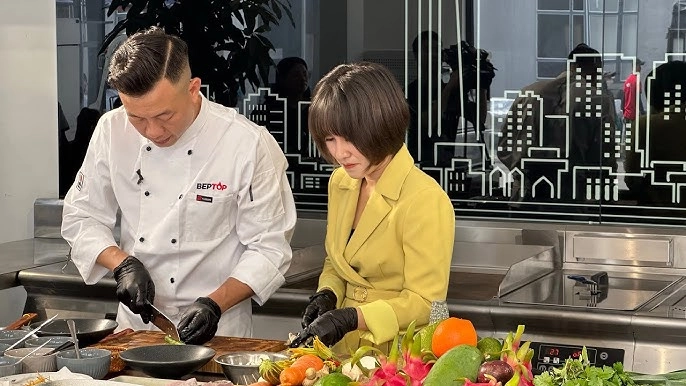 Đầu bếp Hoàng Dương và MC Hà Linh